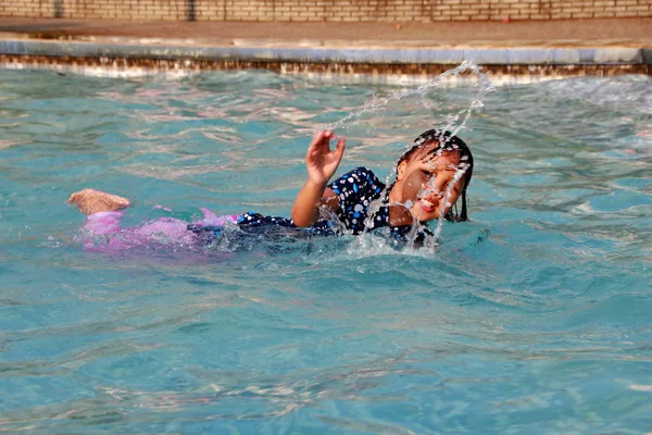 Una Niña Jugando Agua Piscina Sintiéndose Alegre Feliz Edificante —  Fotos de Stock