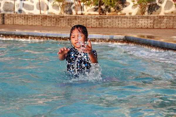Ένα Μικρό Κορίτσι Που Παίζει Νερό Στην Πισίνα Νιώθοντας Χαρούμενο — Φωτογραφία Αρχείου