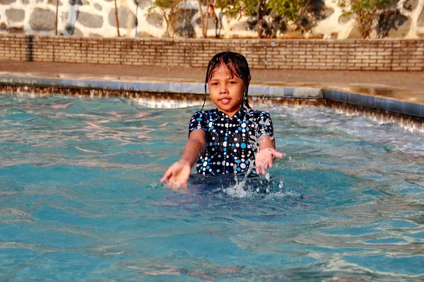 Egy Kislány Játszik Víz Medencében Érzés Vidám Boldog Felemelő — Stock Fotó