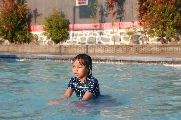 Маленькая Девочка Играет Воду Бассейне Чувствуя Себя Веселым Счастливым Поднимающим — стоковое фото