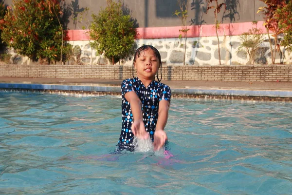 Little Girl Playing Water Pool Feeling Cheerful Happy Uplifting — Stock Photo, Image