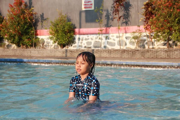 Little Girl Playing Water Pool Feeling Cheerful Happy Uplifting — Stock Photo, Image