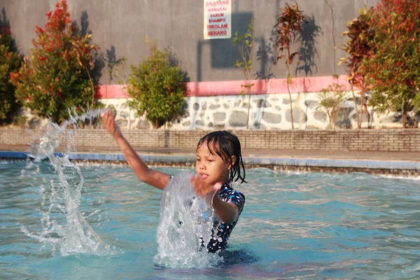 Ένα Μικρό Κορίτσι Που Παίζει Νερό Στην Πισίνα Νιώθοντας Χαρούμενο — Φωτογραφία Αρχείου