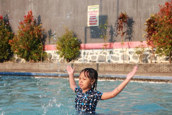 Una Niña Jugando Agua Piscina Sintiéndose Alegre Feliz Edificante —  Fotos de Stock