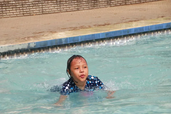 Uma Menina Brincando Água Piscina Sentindo Alegre Feliz Edificante — Fotografia de Stock