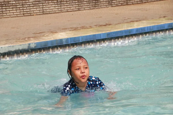 陽気で幸せで高揚感を感じるプールで水遊びをする小さな女の子 — ストック写真