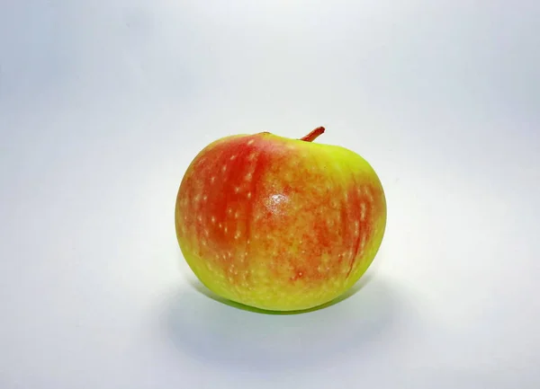 Зеленые яблоки со слегка красным цветом кожи — стоковое фото