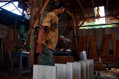  Marangozlar marangozluk dükkanlarında ahşap işleme makineleri üzerinde çalışıyor 
