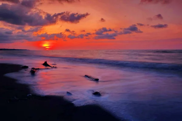 Spiaggia Crepuscolo Rosso Porpora Leggermente Scura Fotografata Con Tecniche Fotografia — Foto Stock