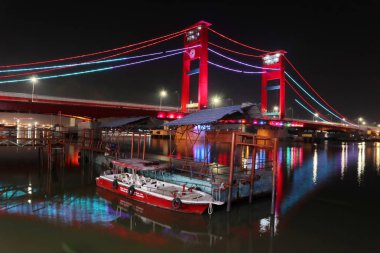 Palembang'ın Ampera köprüsü gece fotoğraflandı,