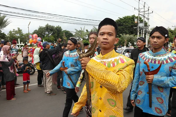 佩卡隆甘 中爪哇 印度尼西亚 2019年4月1日 参与者在佩卡隆安市游行113周年游行时身着木偶服装游行 — 图库照片