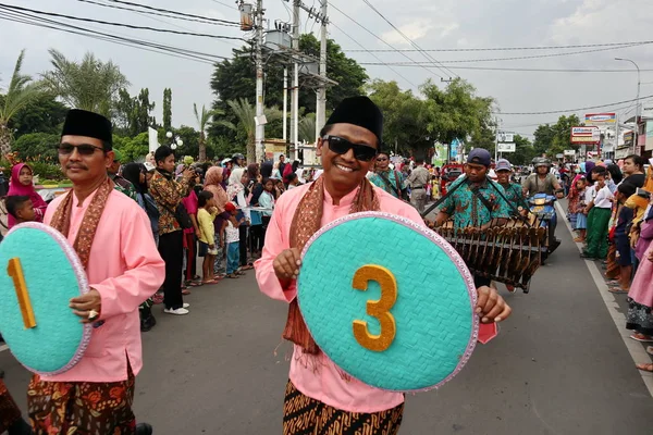 Pekalongan Java Central Indonesia Abril 2019 Los Participantes Desfilan Trajes — Foto de Stock