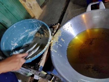 İlk elden bakın, nasıl geleneksel Endonezya Tempe / Tempe Mendoan gıda yapıldığında. doğrudan satıcının yerinde fotoğraflandı, biraz ışık, oldukça bulanık ve odaklı değil