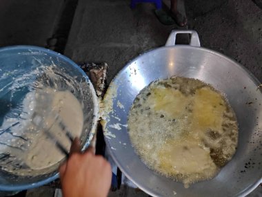 İlk elden bakın, nasıl geleneksel Endonezya Tempe / Tempe Mendoan gıda yapıldığında. doğrudan satıcının yerinde fotoğraflandı, biraz ışık, oldukça bulanık ve odaklı değil