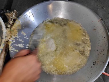 İlk elden bakın, nasıl geleneksel Endonezya Tempe / Tempe Mendoan gıda yapıldığında. doğrudan satıcının yerinde fotoğraflandı, biraz ışık, oldukça bulanık ve odaklı değil