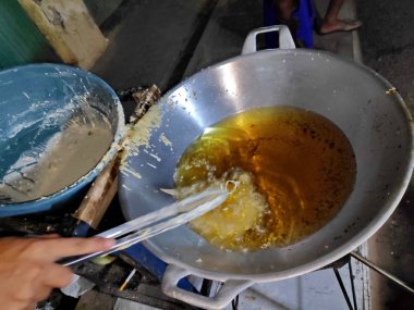 İlk elden bakın, nasıl geleneksel Endonezya Tempe / Tempe Mendoan gıda yapıldığında. doğrudan satıcının yerinde fotoğraflandı, biraz ışık, oldukça bulanık ve odaklı değil