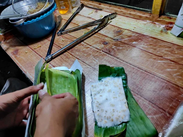 Посмотрите Первых Рук Традиционная Индонезийская Кухня Tempe Tempe Mendoan Сделана — стоковое фото