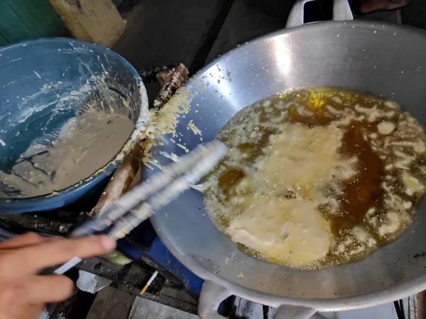 인도네시아 멘도안 음식이 어떻게 만들어졌는지 확인하십시오 판매자의 위치에서 약간의 오히려 — 스톡 사진