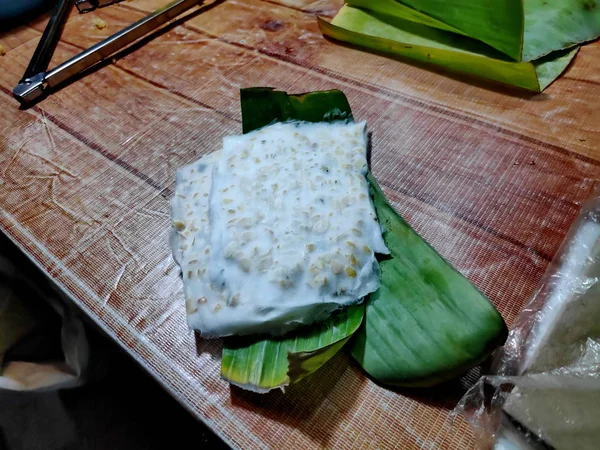 Zobacz Pierwszej Ręki Jak Tradycyjny Indonezyjski Tempe Tempe Mendoan Żywności — Zdjęcie stockowe