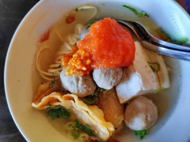 Bakso,Bakwan Malang / Surabaya. Buğulanmış köfte Doğu Cava konfor gıda, fasulye lor, kızarmış köfte ve kereviz çeşniçe çeşniler ile sıcak sığır suyu wonton, bahar soğan, arpacık ve baharatlı soslar