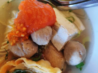 Bakso,Bakwan Malang / Surabaya. Buğulanmış köfte Doğu Cava konfor gıda, fasulye lor, kızarmış köfte ve kereviz çeşniçe çeşniler ile sıcak sığır suyu wonton, bahar soğan, arpacık ve baharatlı soslar