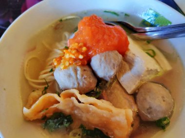 Bakso,Bakwan Malang / Surabaya. Buğulanmış köfte Doğu Cava konfor gıda, fasulye lor, kızarmış köfte ve kereviz çeşniçe çeşniler ile sıcak sığır suyu wonton, bahar soğan, arpacık ve baharatlı soslar