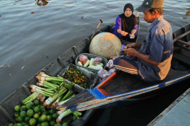  Citra Bahari Barito nehir yüzen pazar sabah, gün doğumundan itibaren altın dolu