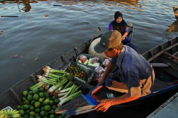 Citra Bahari Barito mercato galleggiante fiume al mattino, pieno di oro dall'alba — Foto Stock