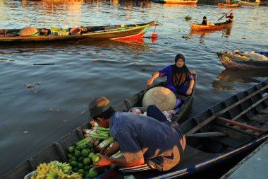 Citra Bahari Barito nehir yüzen pazar sabah, gün doğumundan itibaren altın dolu 