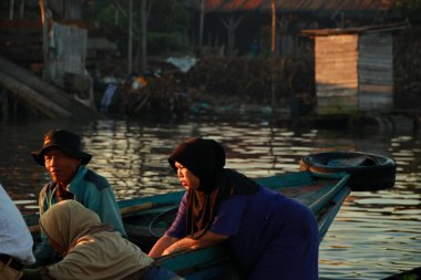  Citra Bahari Barito nehir yüzen pazar sabah, gün doğumundan itibaren altın dolu