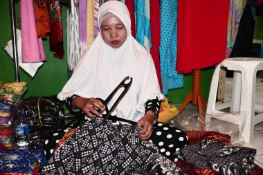 Endonezya'nın en büyük geleneksel batik pazarı olan toptan Batik Setono Pekalongan pazarının atmosferi