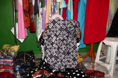 Endonezya'nın en büyük geleneksel batik pazarı olan toptan Batik Setono Pekalongan pazarının atmosferi