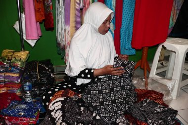 Endonezya'nın en büyük geleneksel batik pazarı olan toptan Batik Setono Pekalongan pazarının atmosferi