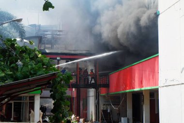 Pekalongan,Central Java/Endonezya - 25 Şubat 2018: Pekalongan City'deki Banjarsari pazarında yangın