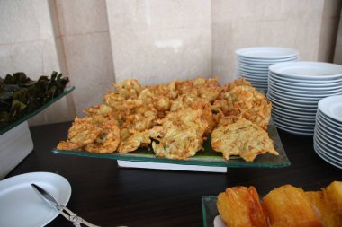 Endonezya Snack Bakwan, sebze börek biber sosu ile servis, seçici odak