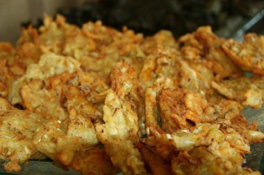 Endonezya Snack Bakwan, sebze börek biber sosu ile servis, seçici odak
