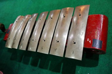  çalınmaya hazır gamelan enstrümanları bir dizi