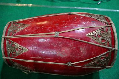  çalınmaya hazır gamelan enstrümanları bir dizi