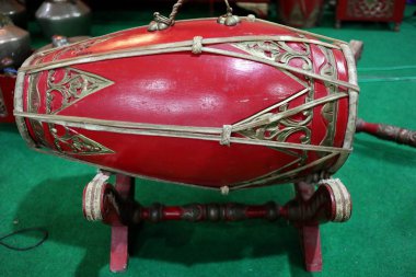  çalınmaya hazır gamelan enstrümanları bir dizi