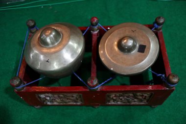  çalınmaya hazır gamelan enstrümanları bir dizi