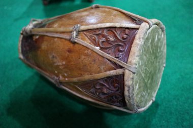  çalınmaya hazır gamelan enstrümanları bir dizi