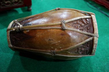  çalınmaya hazır gamelan enstrümanları bir dizi