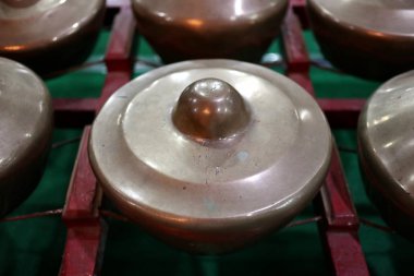 çalınmaya hazır gamelan enstrümanları bir dizi 