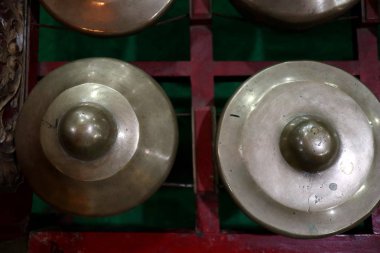  çalınmaya hazır gamelan enstrümanları bir dizi
