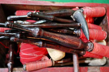  çalınmaya hazır gamelan enstrümanları bir dizi