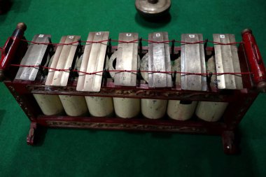  çalınmaya hazır gamelan enstrümanları bir dizi