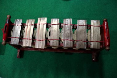  çalınmaya hazır gamelan enstrümanları bir dizi