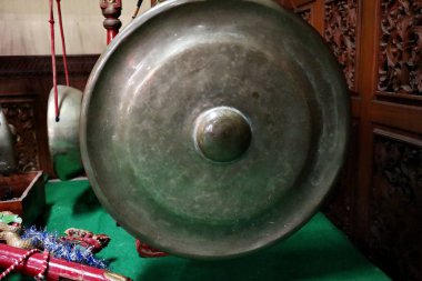  çalınmaya hazır gamelan enstrümanları bir dizi