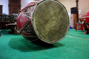 çalınmaya hazır gamelan enstrümanları bir dizi 