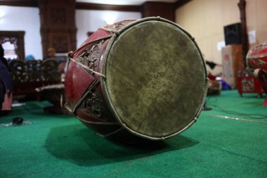 Gamelan Endonezya Java ve Bali geleneksel topluluk müzik, ağırlıklı olarak vurmalı çalgılar oluşur. Kullanılan en yaygın enstrümanlar tokmaklar tarafından çalınan metallofonlar ve kendang adı verilen bir dizi elle çalınan davullardır.